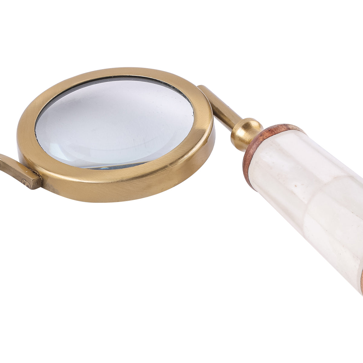 Close-up of one round lens in its gold-toned frame, beside the pale segmented handle inlay and brown wooden collar.